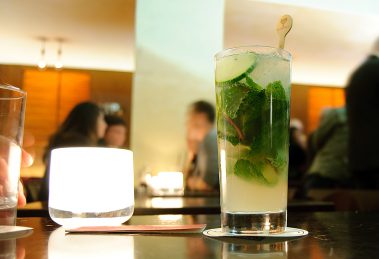 Der London Leaves ist ein Cocktail, der in den 2000ern in der Schumann's Bar erfunden wurde und er besteht aus Apfelsaft, Minze, Gurke, Gin, Limettensaft, Zuckersirup und Wasser.