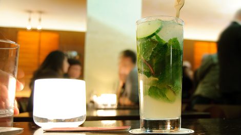 Der London Leaves ist ein Cocktail, der in den 2000ern in der Schumann's Bar erfunden wurde und er besteht aus Apfelsaft, Minze, Gurke, Gin, Limettensaft, Zuckersirup und Wasser.