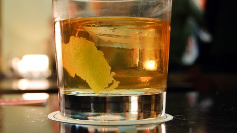 Ein Sazerac in der Schumann's Bar, ein Cocktail den es seit dem 19. Jahrhundert gibt: Rye Whisky, Absinth, Bitters, mit einem großen Eiswürfel und einer Zitronenzeste.