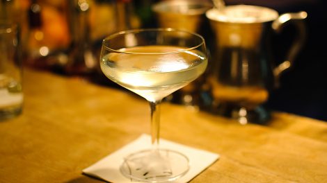 Der Ghost Reviver No. 69 aus der Goldenen Bar in München ist ein Cocktails aus Absinth und Kümmel - und trotzdem irre weich und rund.
