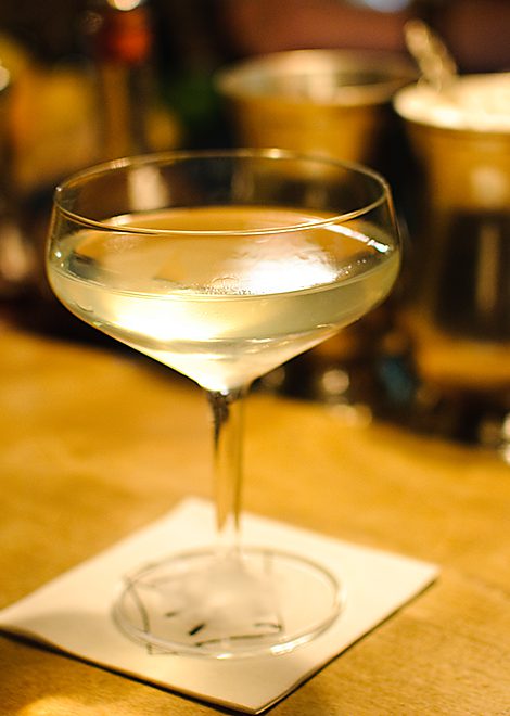 Der Ghost Reviver No. 69 aus der Goldenen Bar in München ist ein Cocktails aus Absinth und Kümmel - und trotzdem irre weich und rund.