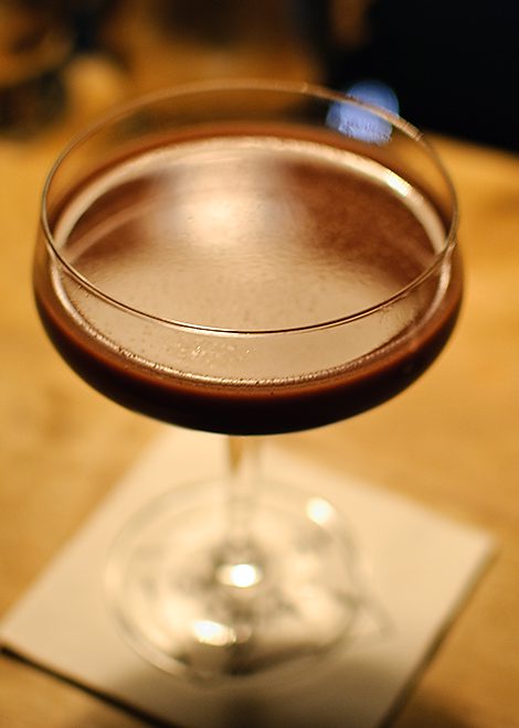 Der Chocolate Cocktail aus der Goldenen Bar in München wird von uns liebevoll Chocolate-Inferno getauft und besteht unter anderem aus Portwein, und Kakaopulver.