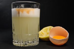 Pisco, Ei, Limettensaft oder Zitronensaft und ein paar Spritzer Cocktail Bitters - fertig ist der Pisco Sour.