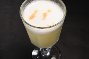Die Garnitur für einen peruanischen Pisco Sour sind drei Spritzer Cocktail Bitters.