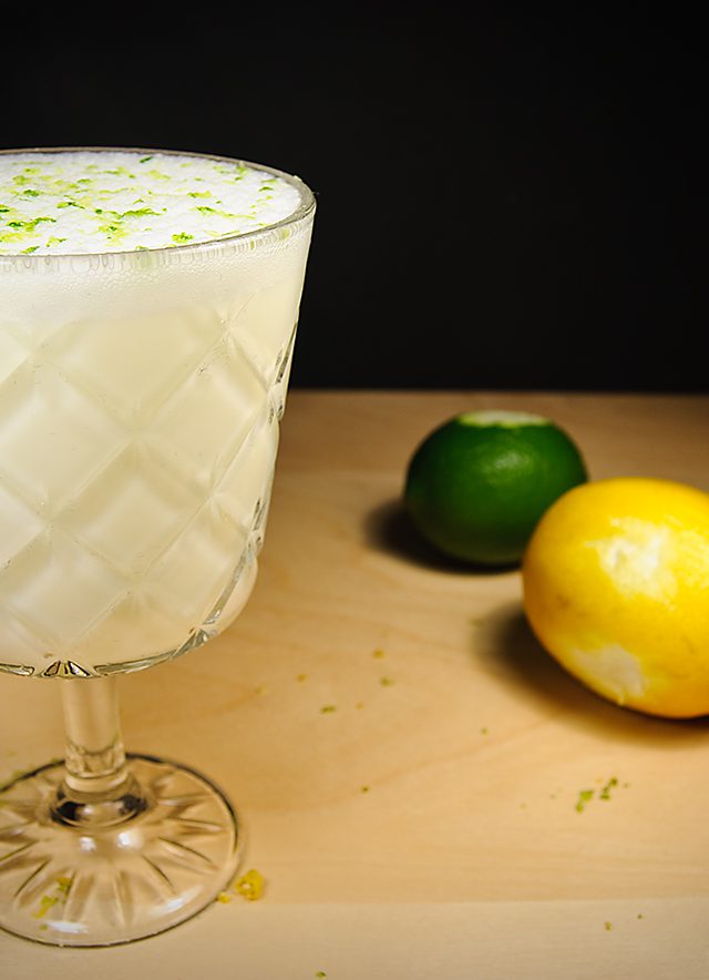 Der Ramos Gin Fizz ist der Gin Fizz für Profis - und Leute, die verstehen, warum man in einem Cocktail Limetten- UND Zitronensaft braucht.