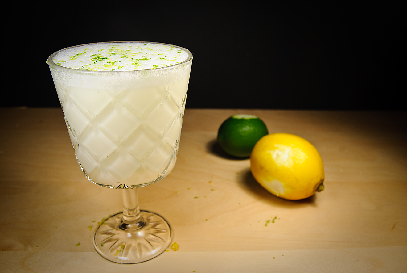Le Ramos Gin Fizz est le gin fizz pour les professionnels - et les personnes qui comprennent pourquoi vous avez besoin de jus de citron vert ET de citron dans un cocktail.