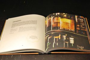 "Cocktails: Die Kunst perfekte Drinks zu mixen" von Klaus St. Rainer ist ein wunderbarer Start für eine umfangreiche Cocktailbuch-Sammlung.