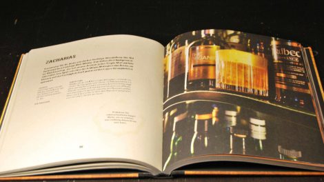 "Cocktails: Die Kunst perfekte Drinks zu mixen" von Klaus St. Rainer ist ein wunderbarer Start für eine umfangreiche Cocktailbuch-Sammlung.