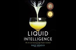 Liquid Intelligence von Dave Arnold ist ein Cocktailbuch, das sich eher an Profi-Bartender denn an Hobby-Mixologen richtet.