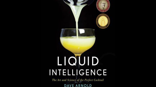 Liquid Intelligence von Dave Arnold ist ein Cocktailbuch, das sich eher an Profi-Bartender denn an Hobby-Mixologen richtet.