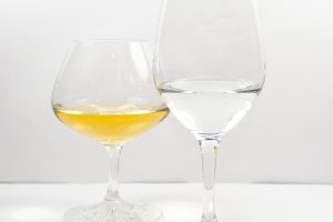 Nosing-Gläser aus der Perfect Serve Collection von Spiegelau, gefüllt mit einem Obstbrand und einem Whisky.
