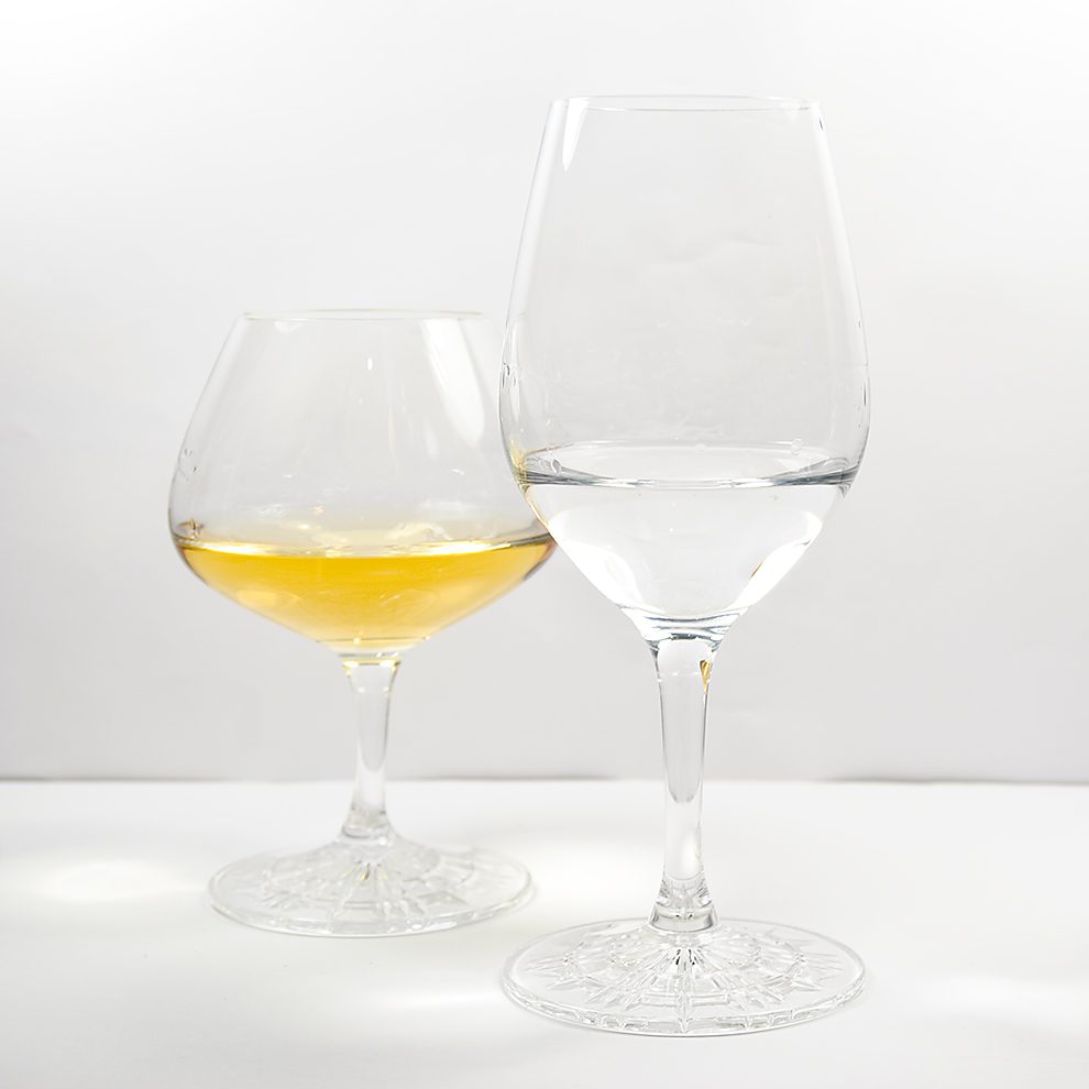 Nosing-Gläser aus der Perfect Serve Collection von Spiegelau, gefüllt mit einem Obstbrand und einem Whisky.