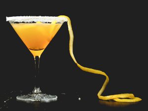 Ein Sidecar-Cocktail aus Zitronensaft, Cointreau und Cognac, garniert mit einem Zuckerrand und einer Orangenzeste.