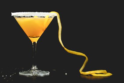 Ein Sidecar-Cocktail aus Zitronensaft, Cointreau und Cognac, garniert mit einem Zuckerrand und einer Orangenzeste.
