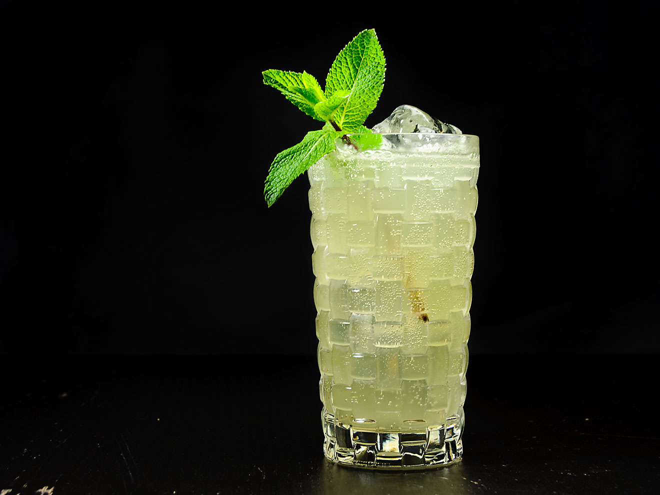 Un gin gin mule avec du gin, de la bière au gingembre, de la menthe, du sirop simple et du jus de citron vert.