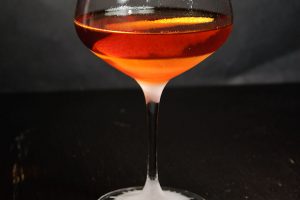 Ein Martinez-Cocktail im Coupette-Glas.