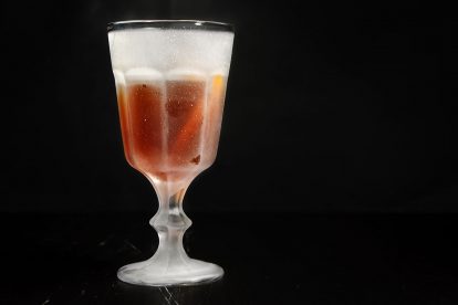 Der Martinez-Cocktail in einer geeisten Coupette: Gin, Maraschino, roter Wermut, Bitters und eine Zitronenzeste.