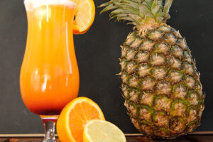 Der Bahama Mama Cocktail ist der komplexere Rum-Bruder des Tequila Sunrise - nicht nur optisch.