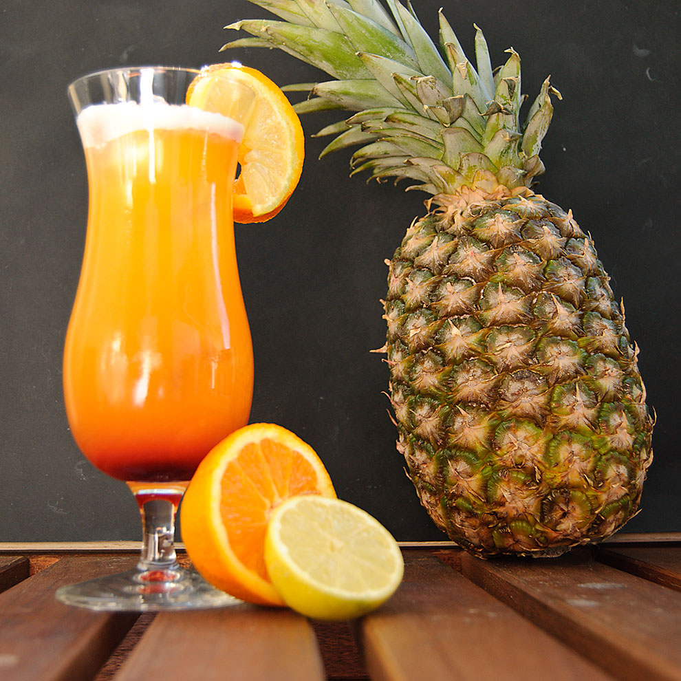 Der Bahama Mama Cocktail ist der komplexere Rum-Bruder des Tequila Sunrise - nicht nur optisch.