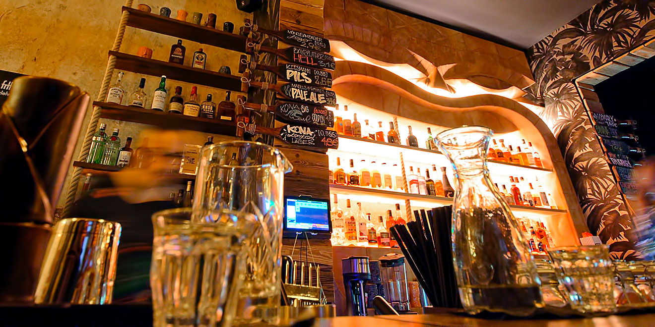 In der Backbar des Kawenzmann in Bamberg stehen über 50 Rum-Sorten.