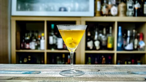 Hoos London Gin in einem Dirty Martini mit Olivenlake.