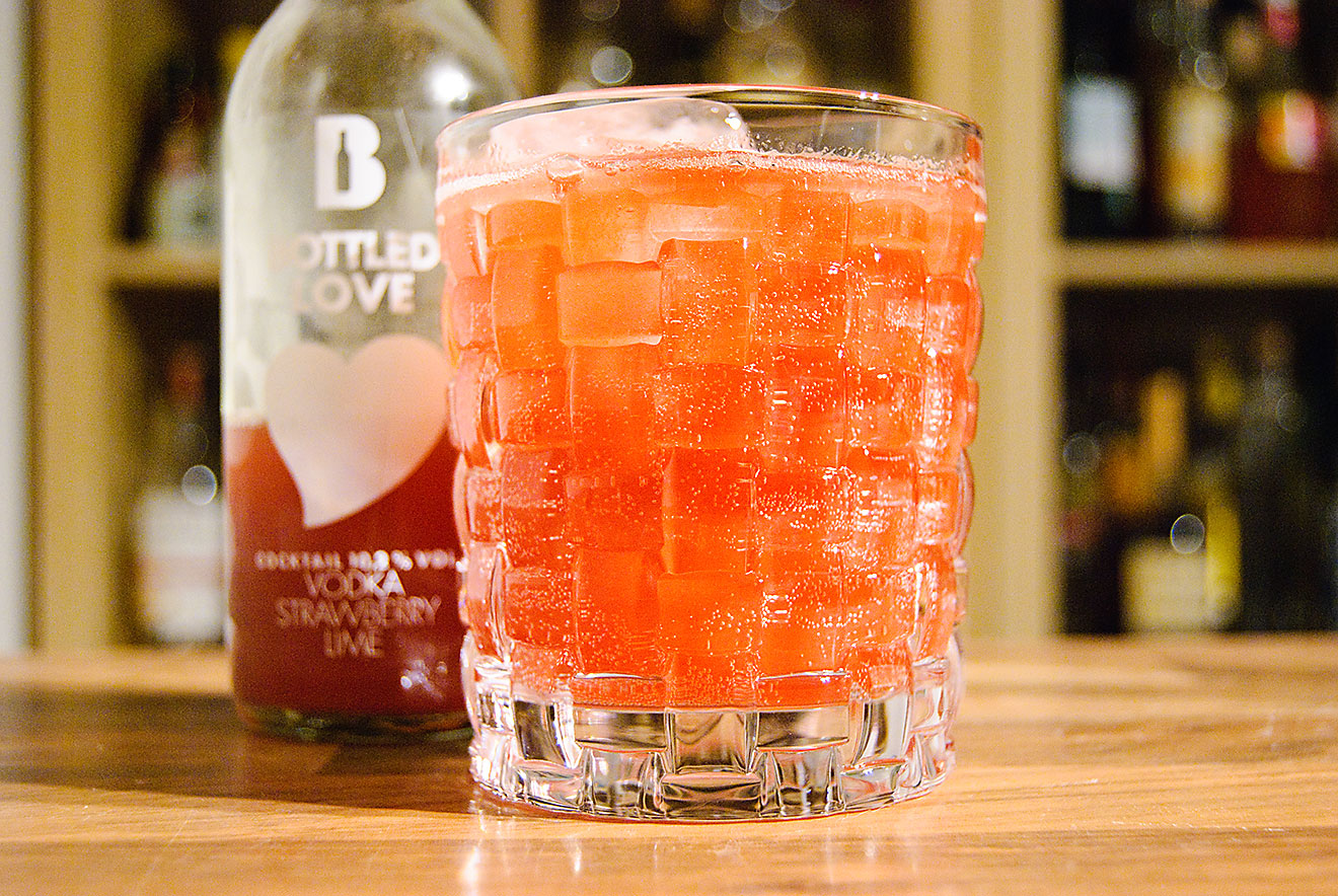 Der Bottled Love von Bottled Cocktails mit Erdbeeren und Wodka.