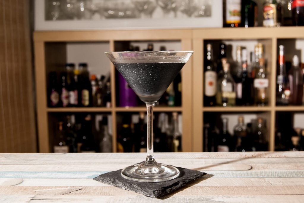 Der Black Magic Martini mit Aktivkohle und essbarem Glitzer. 