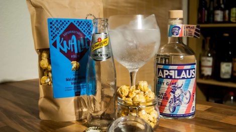 Die neue Suedmarie von Applaus Gin im Gin Tonic mit Schweppes Dry Tonic und Knalle Popcorn - der Inhalt der Liquid Director Box im Oktober 2017.
