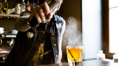 Richtig krasse Cocktails mixen ist cool - solange du selbst und vor allem deine Gäste dabei Spaß haben.
