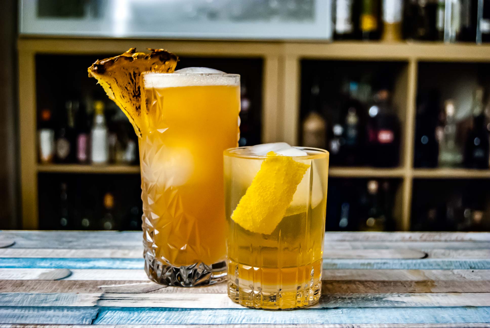 A gauche un verre long drink classique, à droite un verre highball plus petit.