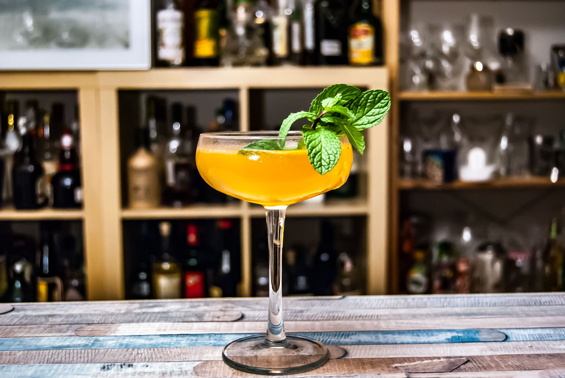 Un vieux cocktail cubain avec du rhum, de la menthe et du champagne.