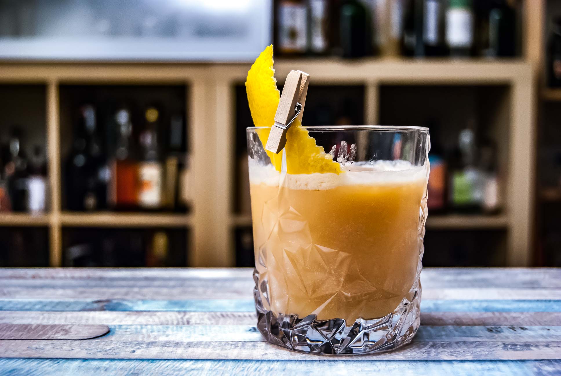 Le Salted Caramel Whisky Sour se compose de jus de citron, de caramel salé et de whisky - ou si vous nous demandez : parfois aussi du rhum.