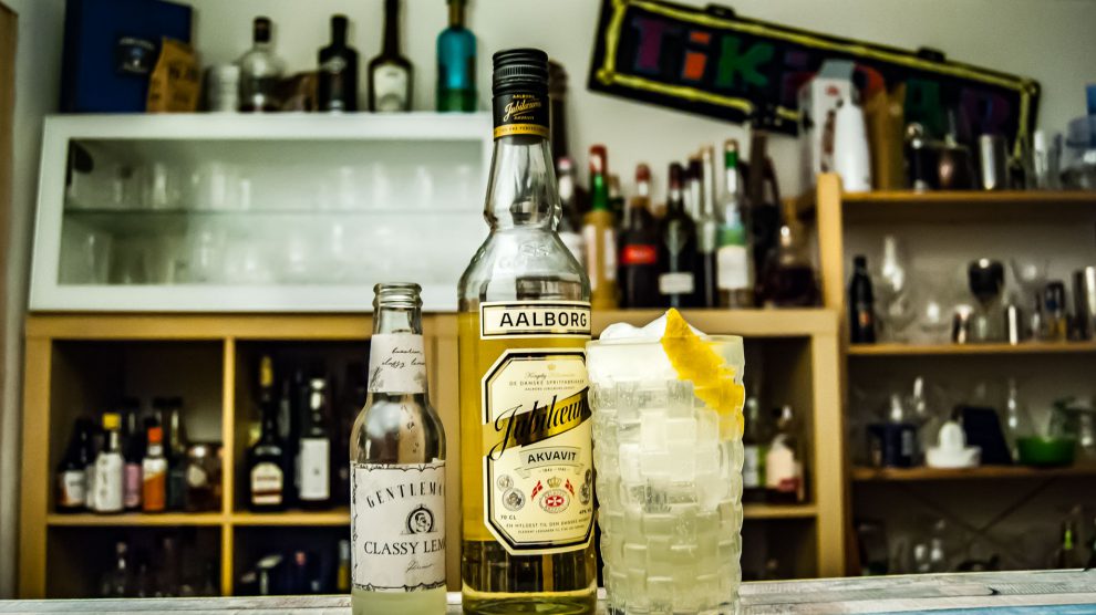 Aalborg Jubiläums Akvavit in einer Gin Tonic-Alternative mit Gentleman's Classy Lemon.