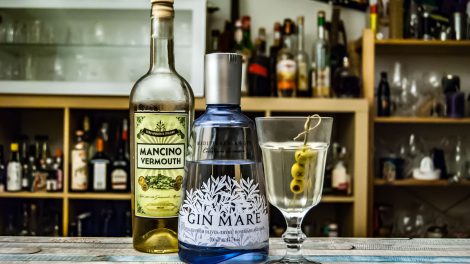 Der Gin Mare im Dirty Martini mit Mancino Vermouth Secco.