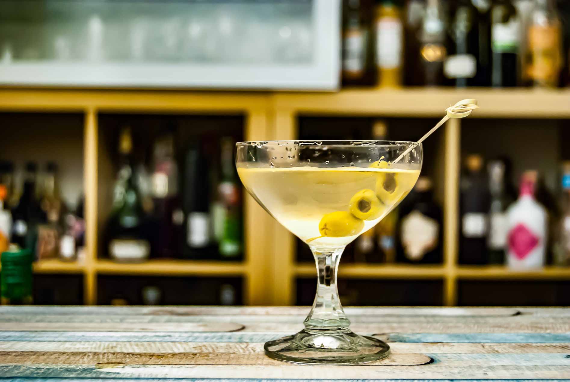 Un Dirty Martini avec du gin, du vermouth et de la saumure d'olive.