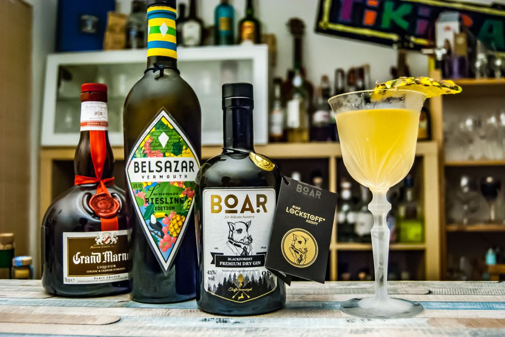 Boar Gin in Golden Boar-Q-Pine avec Vermouth Belsazar Summer Edition et Grand Marnier. 