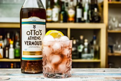 Der Otto's Athens Vermouth aus Eis mit Tonic Water.