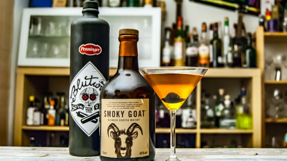 Le Smoky Goat Blended Scotch Whisky dans un Goathattan.