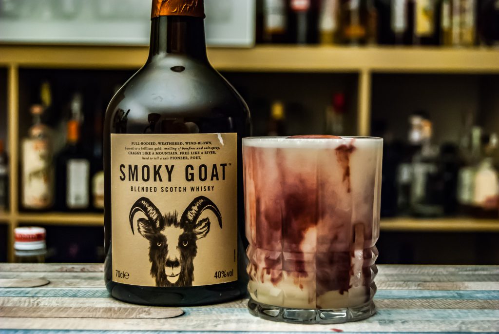 Le Smoky Goat Blended Scotch Whisky dans un Continental Sour. 