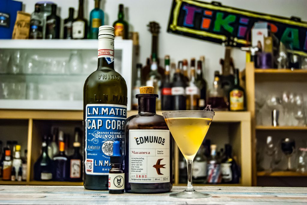 Der Edmund's Maranera in einem Martini mit Cap Corse Blanc und Dr. Sours Tabak-Bitters.