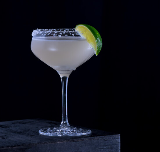 Ein leckerer Margarita-Cocktail mit Tequila, Triple Sec, viel Limette und Salzrand.