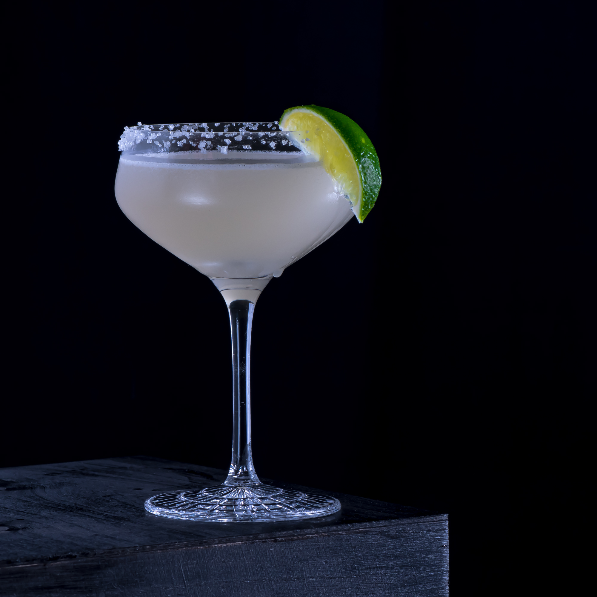 Un délicieux cocktail de margarita avec de la tequila, du triple sec, beaucoup de citron vert et un bord salé.