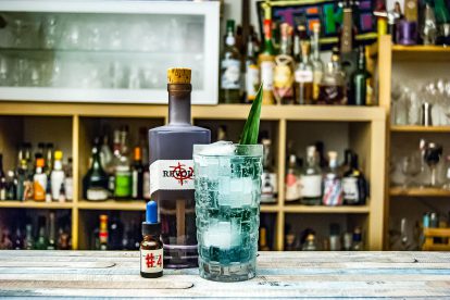 Dr. Sours Bitters zusammen mit Revolte Rum im Dead End-Cocktail mit Pandan-Sirup. Der Wahn - Rezept gibt's auf Instagram!