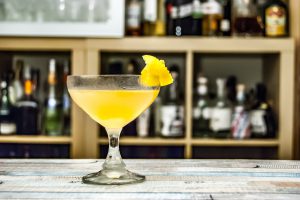 Der Bee's Knees Cocktail mit Gin, Honig und Zitronensaft.