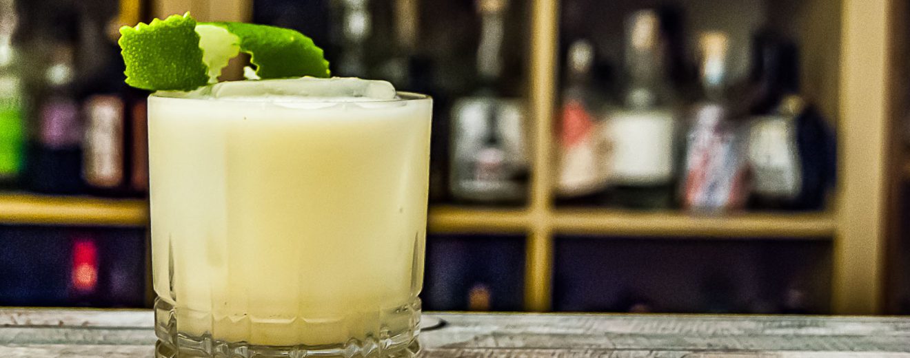 Buttermilch Margarita, dekoriert mit einer Limettenzeste.