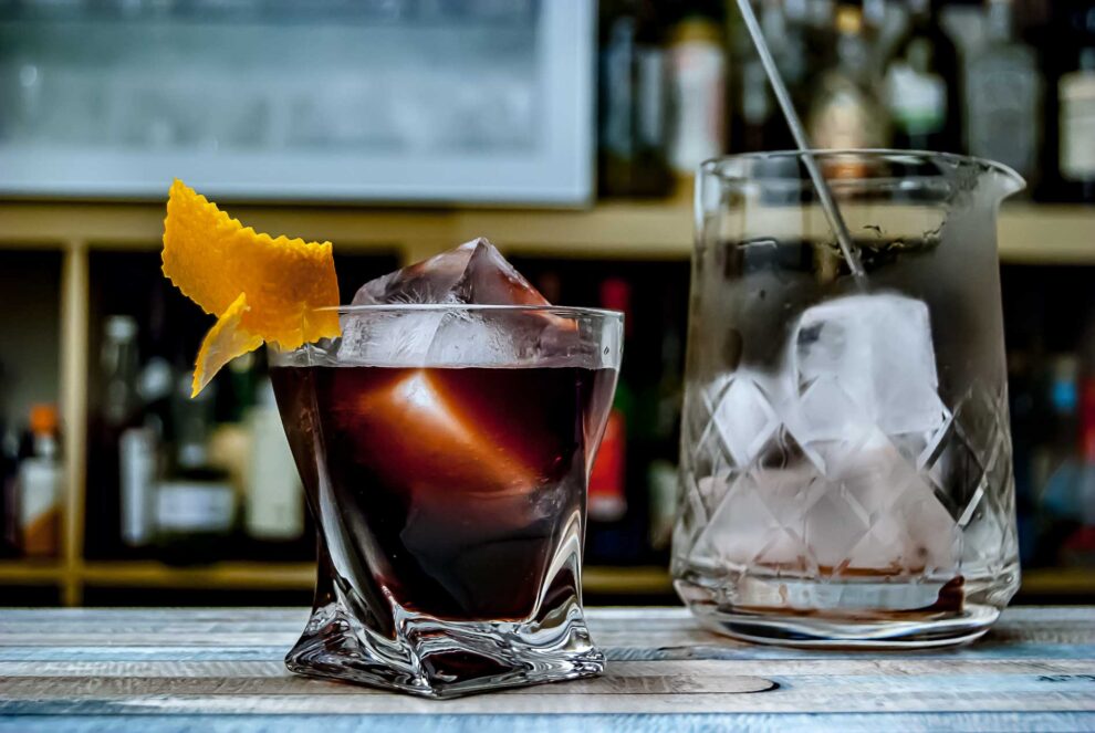 Ein Boulevardier-Cocktail, durch den verwendeten Wermut etwas dunkler als üblich.