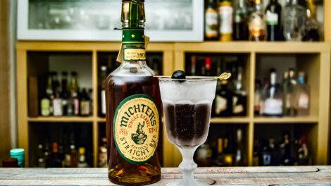 Un Manhattan avec Michter's US *1 Single Barrel Rye et deux types de vermouth.