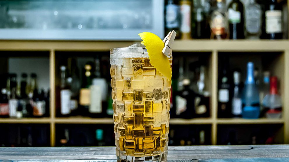 Ein Rye & Dry Cocktail mit Ginger Ale und Michter's Single Barrel Rye Whiskey.