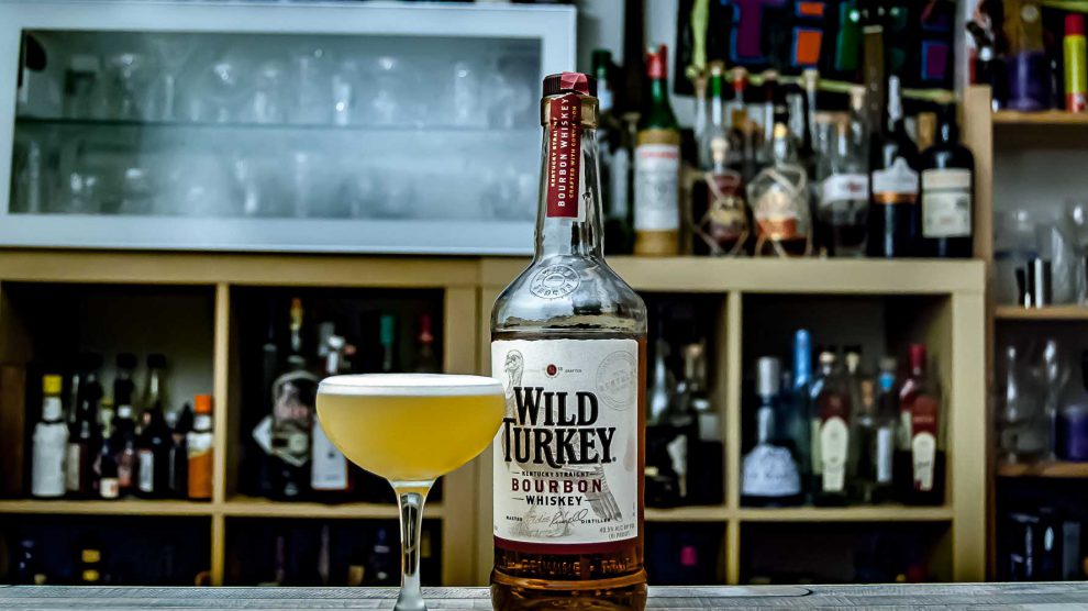 Wild Turkey Bourbon im Whiskey Sour Cocktail.