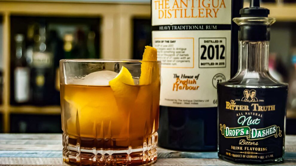 Antigua Distillery Heavy Rum in a Rum Old Fashioned avec des amers de noix.
